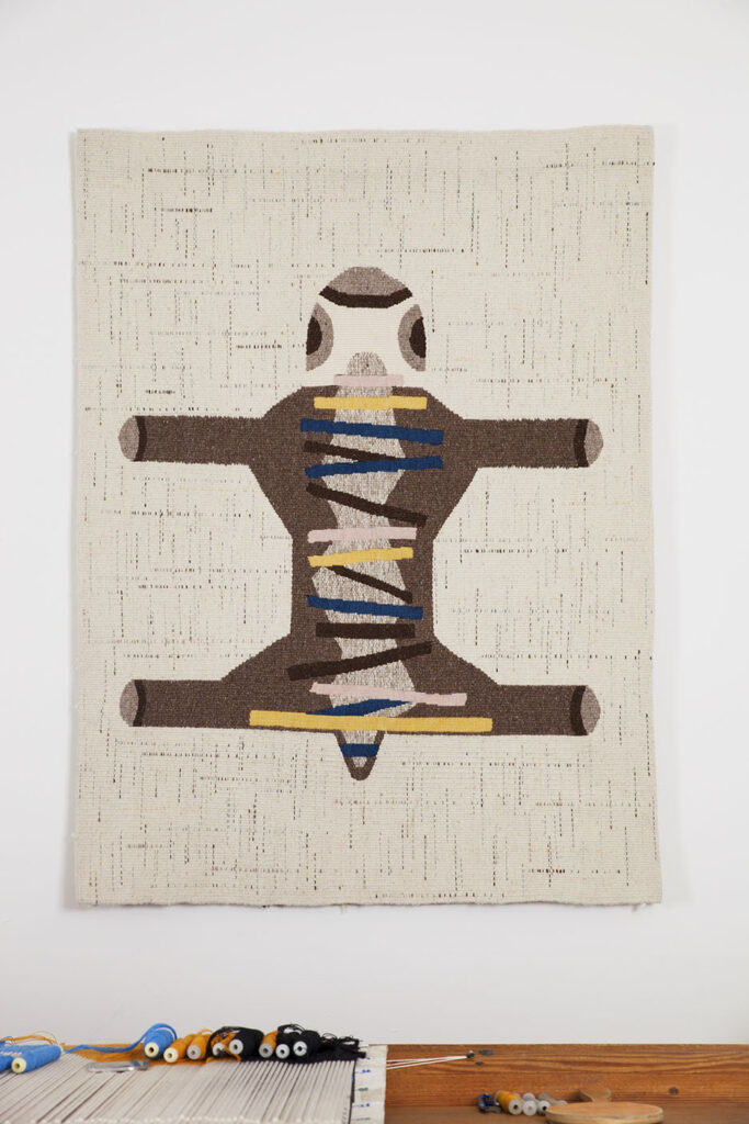 Photo de la tapisserie "Wolfskin" de Céline Ferron, photo de Bertrand Sion